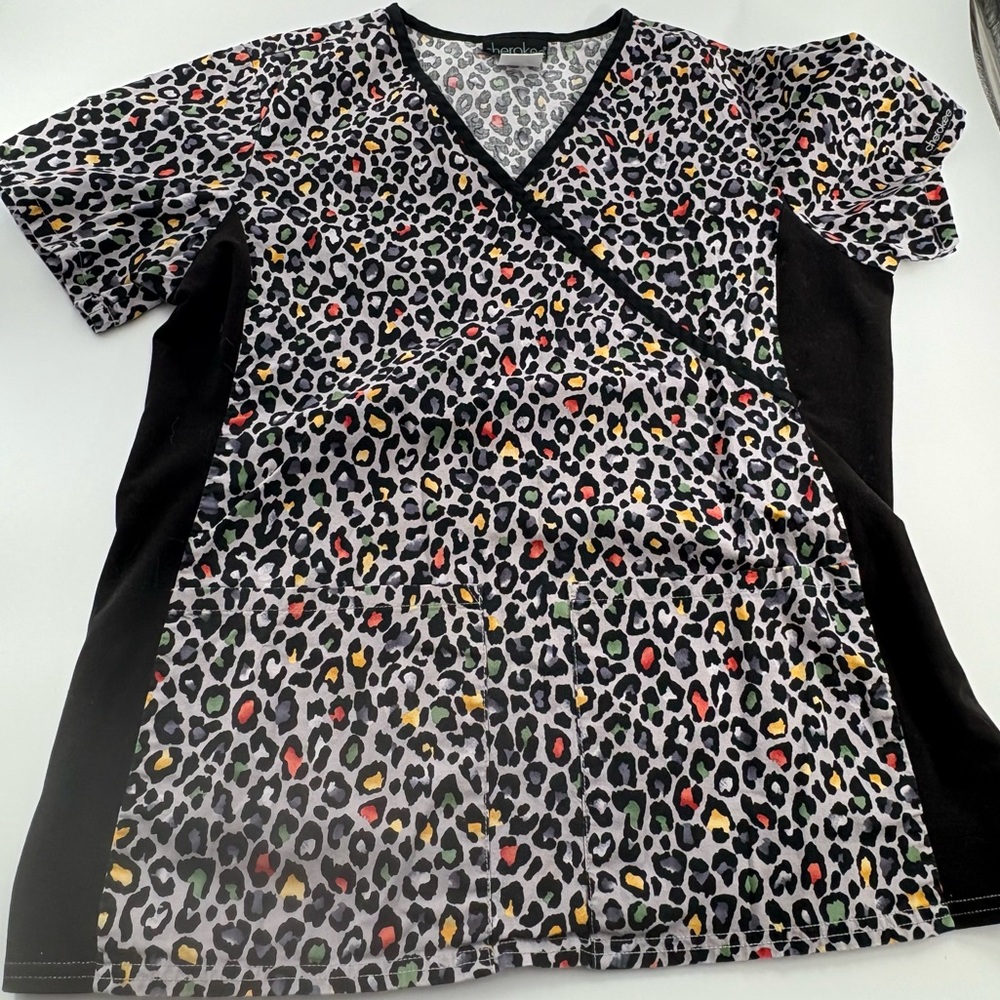 Cherokee Women's Cheetah Printed Scrub Top V-Neck Two Pocket Short Sleeve Medium